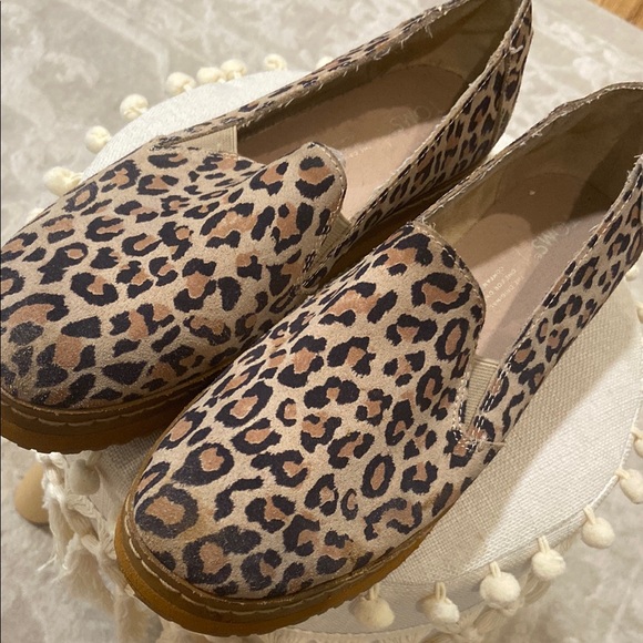 Toms Shoes - Toms Animal Print Flats size 8!!